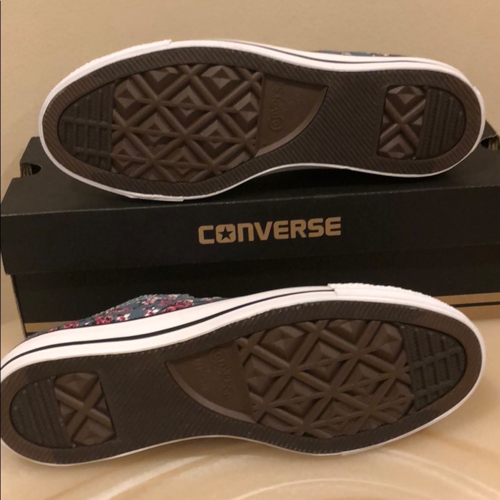 NIB women’s Converse shoes 👟 - Picture 6 of 8